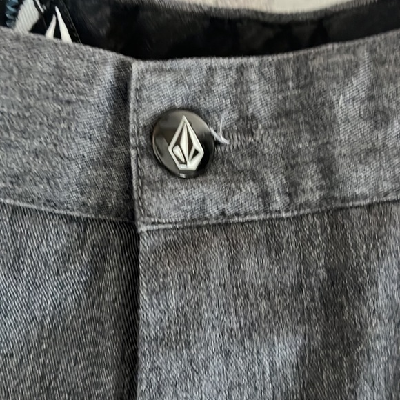 Volcom shorts size 33 - Picture 2 of 3